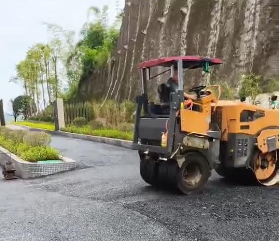 奔马前钢后胶压路机沥青路面施工