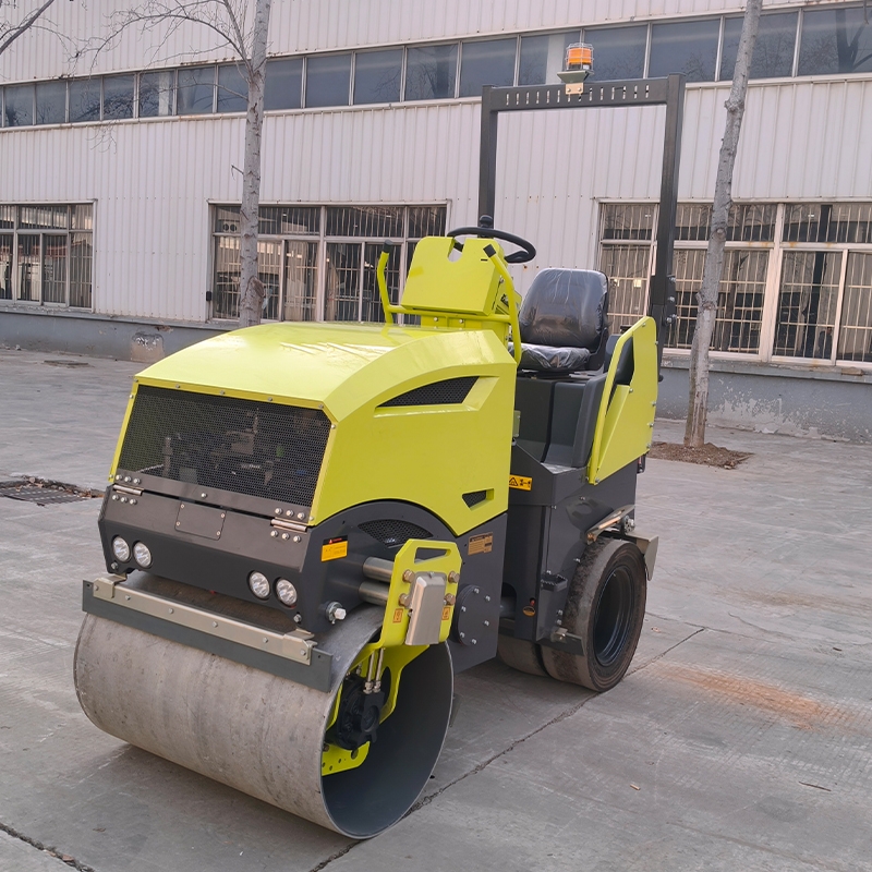 新款2.5吨前钢后胶座驾式压路机BM2500D