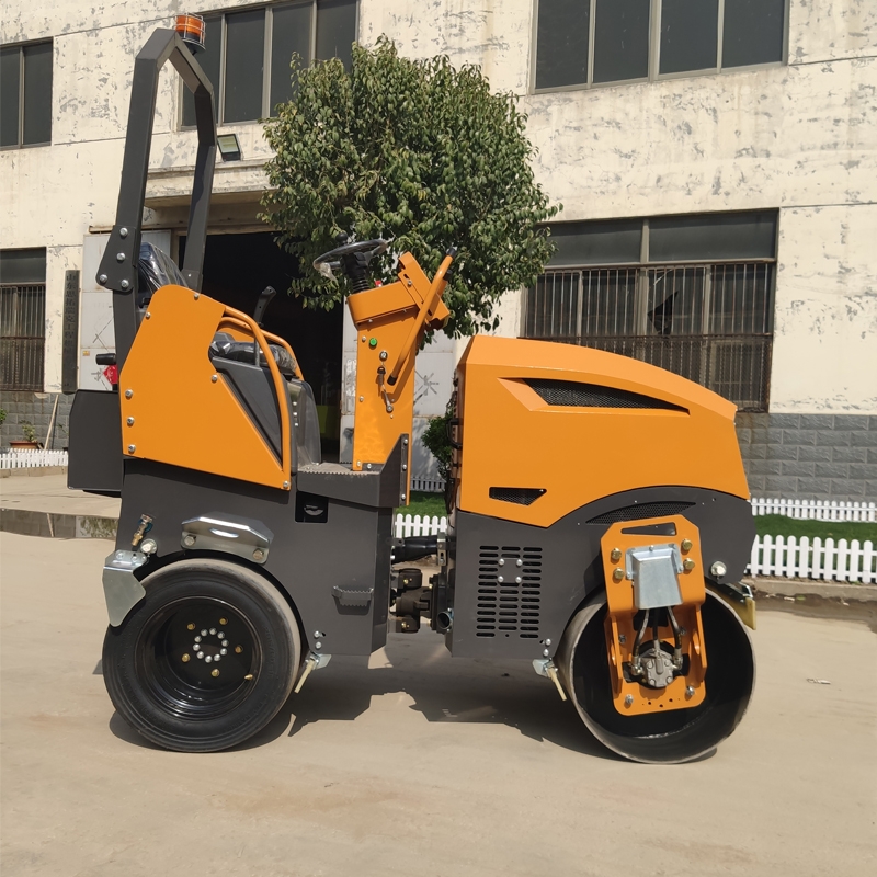 新款2.5吨前钢后胶座驾式压路机BM2500D