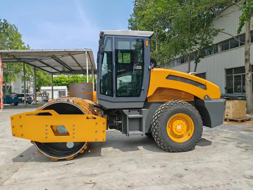 新款8吨座驾式单钢轮压路机BM8000