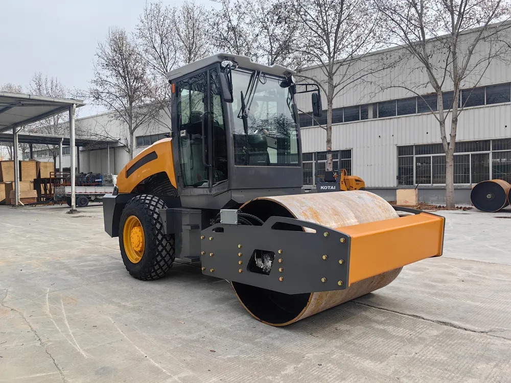 新款8吨座驾式单钢轮压路机BM8000