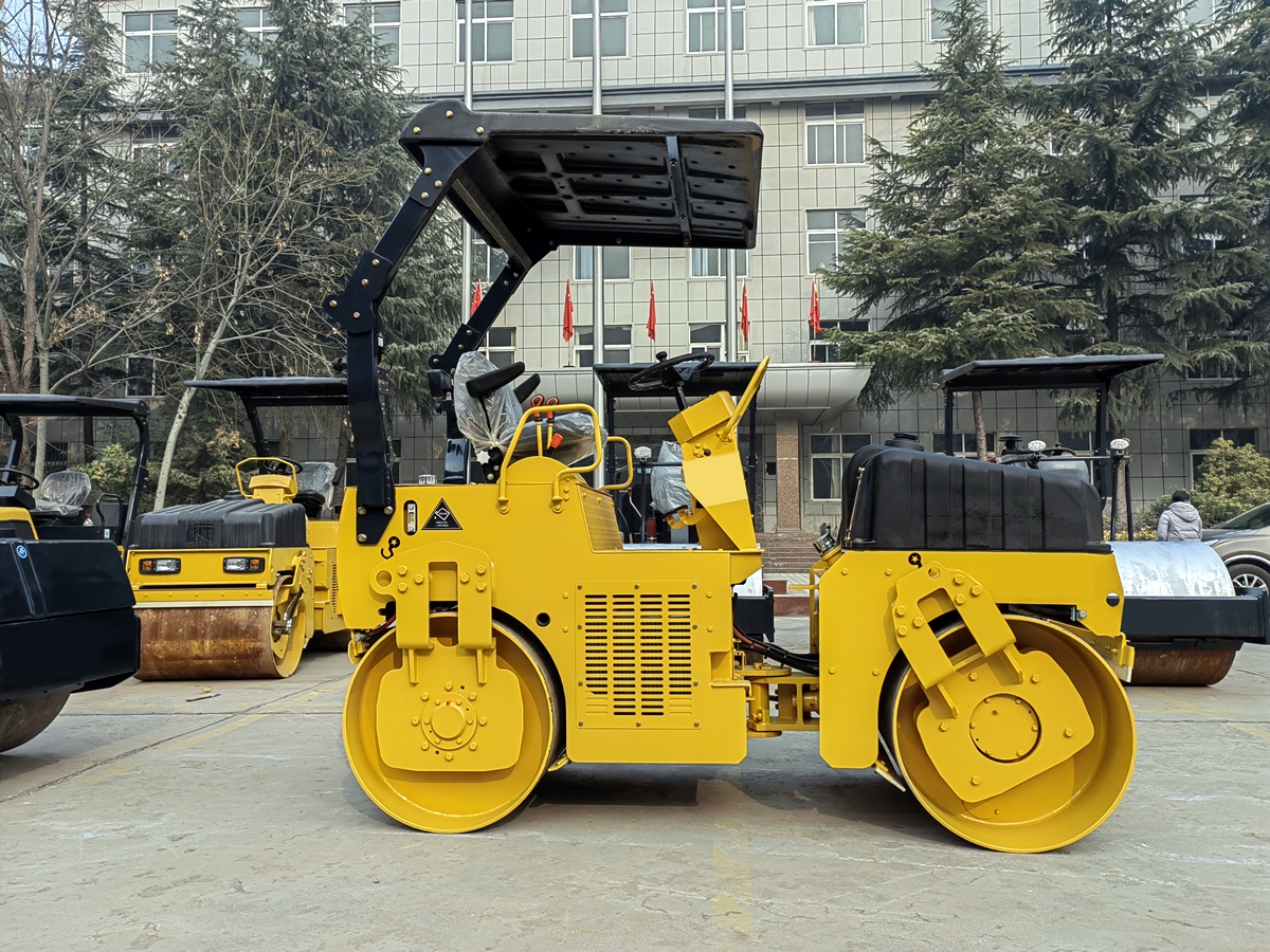 铰接式双钢轮振动压路机BM3.5F-4