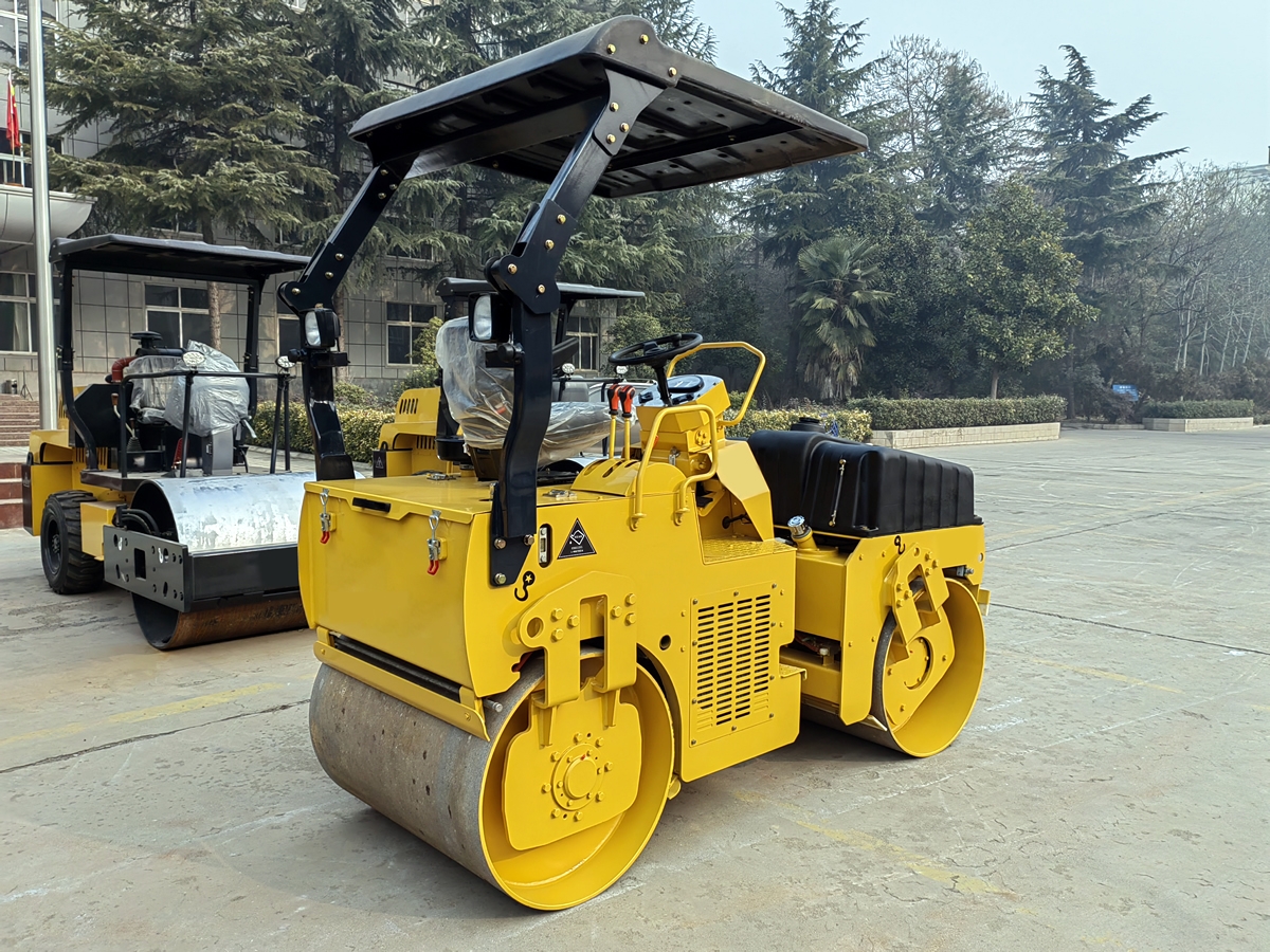 铰接式双钢轮振动压路机BM3.5F-4