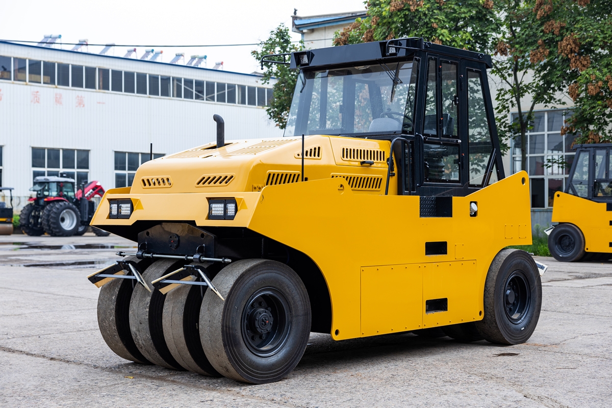 双胶轮座驾压路机BM2030