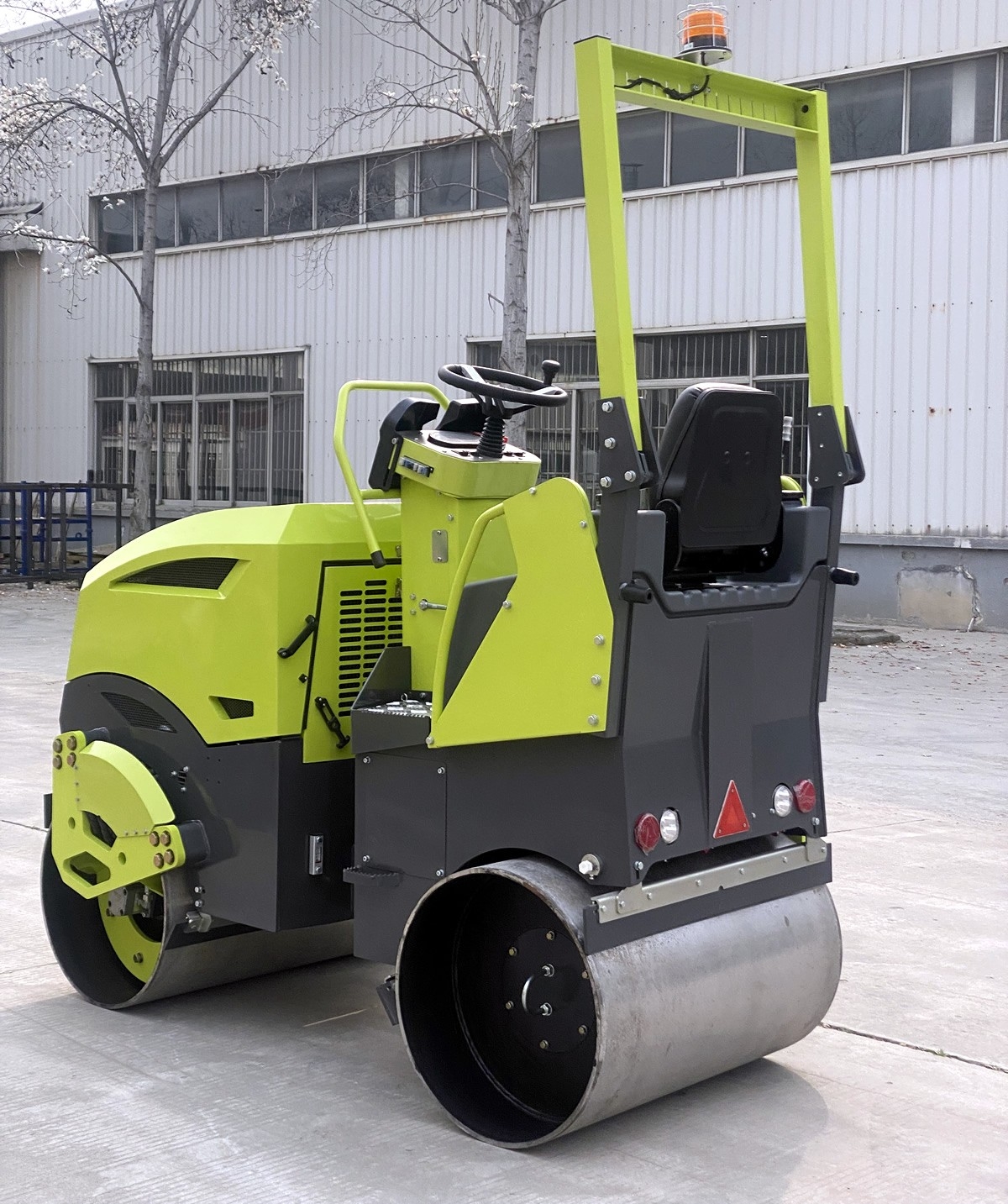 新款2吨铰接式双钢轮单臂悬挂压路机BM2000U