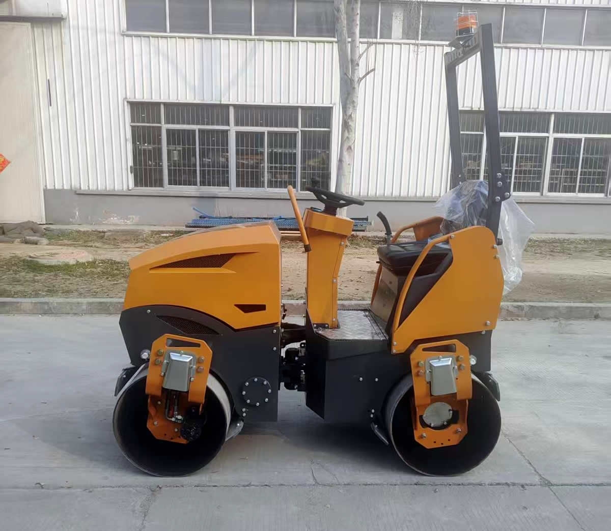 新款小型座驾式压路机BM1800